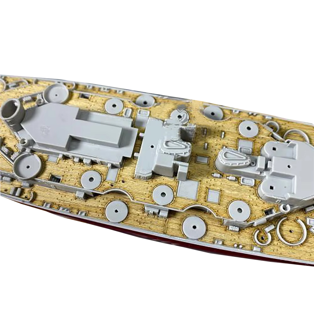 Holzdeck und Ankerkette im Maß – Model Kit Battleship Bewertung und Preis